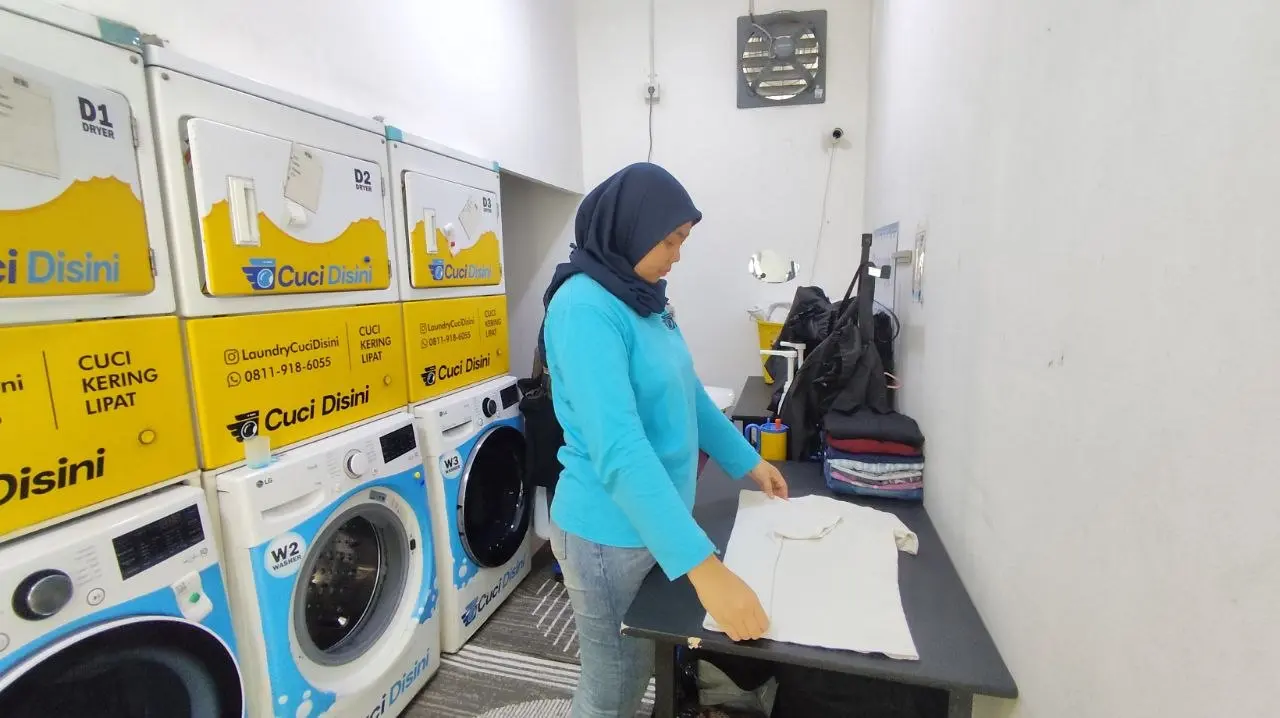 Staff melipat cucian yang sudah bersih
